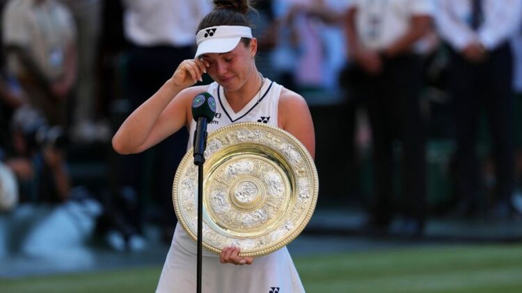 Η Λίντα Νόσκοβα κατέκτησε το πρώτο της Grand Slam, δικό της το Wimbledon, 2-1 στον τελικό την Μούχοβα 