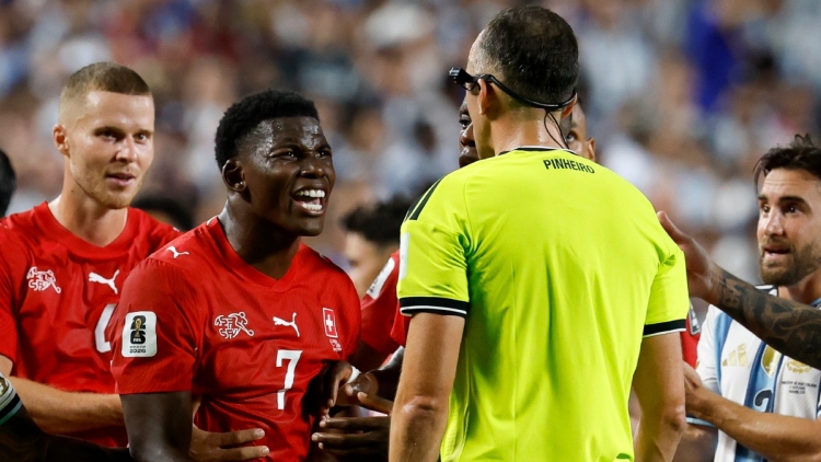 Η σπάνια απόφαση στο Αργεντινή - Ελβετία που προκάλεσε αντιδράσεις: Ο Εμπολό αποβλήθηκε για θέατρο μετά από παρέμβαση του VAR, δείτε βίντεο