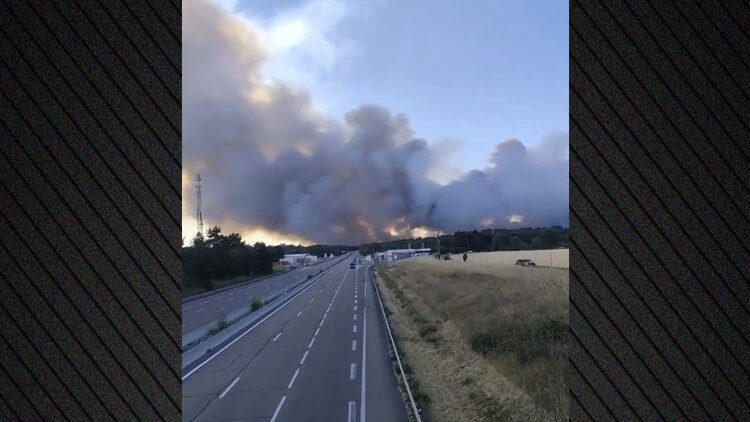 Μεγάλη πυρκαγιά απειλεί το Παρίσι, στις φλόγες το δάσος του Φοντενεμπλό, βίντεο