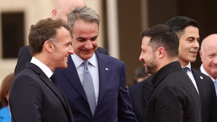 Στο Παρίσι ο Μητσοτάκης, για τη συνάντηση των 37 κρατών για την Ουκρανία - Παρών ο Ζελένσκι