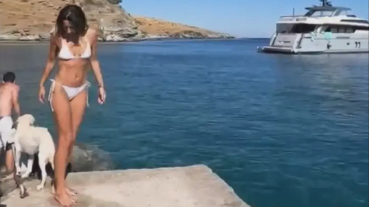 Οι βουτιές της Κατερίνας Παπουτσάκη με λευκό μπικίνι στην Κύθνο και η φωτογραφία με το τατουάζ-κοχύλι, δείτε βίντεο