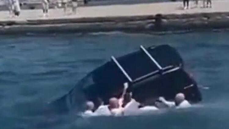 Η στιγμή που δόκιμοι της ιταλικής Στρατιωτικής Ακαδημίας σώζουν οδηγό από όχημα που βυθίζεται στην Τεργέστη