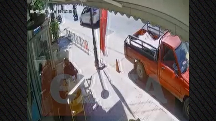 Βίντεο ντοκουμέντο από το τροχαίο στα Χανιά, το αυτοκίνητο χτύπησε μετωπικά το μηχανάκι - Στη ΜΑΦ 55χρονη μητέρα τριών παιδιών