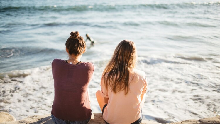 Mήπως είστε ένας «crisis friend»; Το trend στις φιλίες που γίνεται όλο και πιο δημοφιλές
