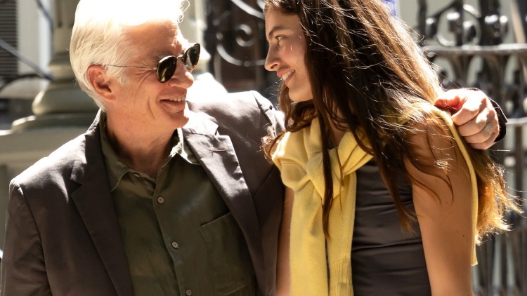 Ρίτσαρντ Γκιρ: Τρυφερές στιγμές με την κατά πενήντα χρόνια νεότερη συμπρωταγωνίστριά του (βίντεο)