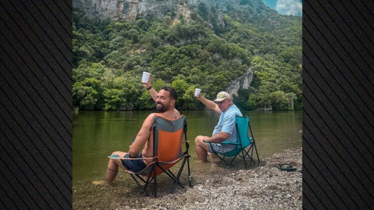 Οι βουτιές του Ηλία Βρεττού σε ποτάμι με τη σύζυγό του και τον πατέρα της: Ο πεθερός που θα ήθελαν όλοι, έγραψε