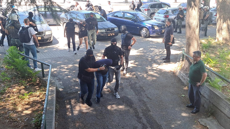 Στον ανακριτή οι τρεις συλληφθέντες για τη δολοφονία της Βάγιας Νέστορα - Συγκέντρωση αναρχικών έξω από τα δικαστήρια