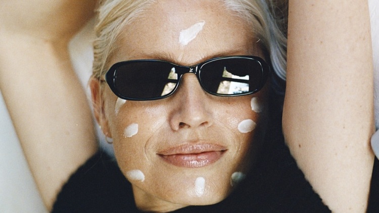 Η αντηλιακή προστασία δεν σταματά στο SPF: 9 συνήθειες που αξίζει να υιοθετήσετε
