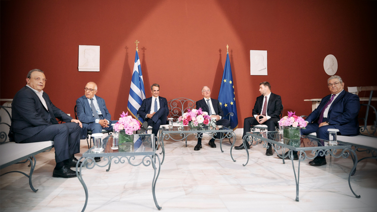 «Πυρετός» για τη δεξίωση για την Αποκατάσταση της Δημοκρατίας: Ποιοι πάνε και ποιοι όχι