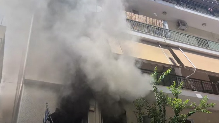 Τραγωδία στα Πατήσια: Νεκρή ηλικιωμένη από φωτιά σε διαμέρισμα, με αναπνευστικά στο νοσοκομείο ο σύζυγός της