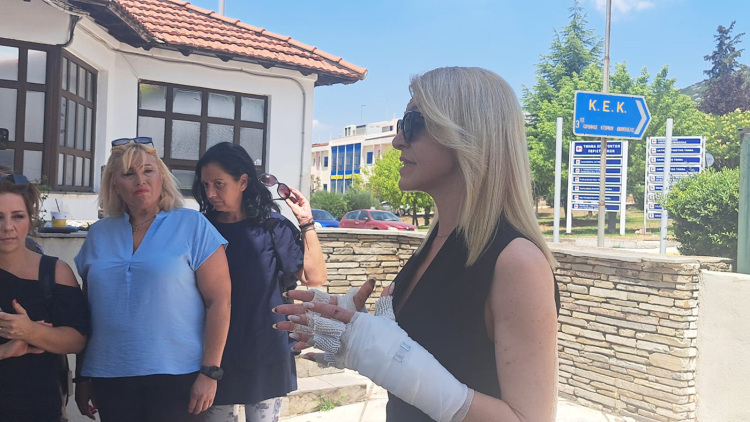 Εξιτήριο για την Αφροδίτη Νέστορα, δύο εβδομάδες μετά την εμπρηστική επίθεση, «θα προσπαθήσω να σταθώ ξανά στα πόδια μου»