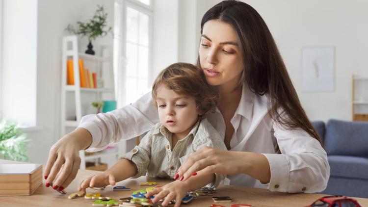 Γιατί είναι τόσο δύσκολο να βρεις τη σωστή babysitter;