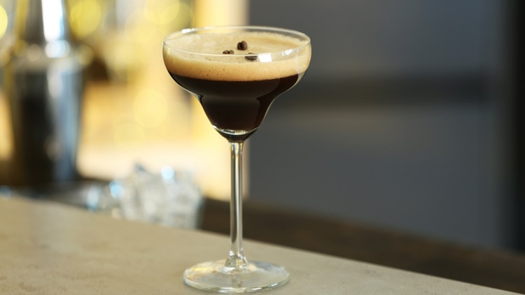 Espresso Martini: Πώς ένα κοκτέιλ με καφέ βρέθηκε ξανά στην κορυφή