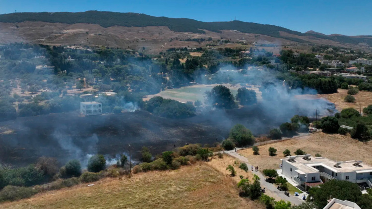 Φωτιά σε χαμηλή βλάστηση στην Κω, καίει κοντά σε σπίτια στην περιοχή Ψαλίδι - Σηκώθηκε ελικόπτερο

