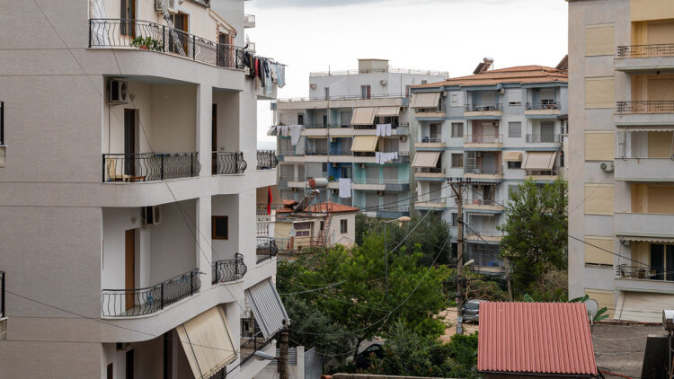 Διπλό σαφάρι της ΑΑΔΕ στα Airbnb: Στο στόχαστρο αγγελίες, εισοδήματα και το κόλπο με τις κρατήσεις «στο χέρι»