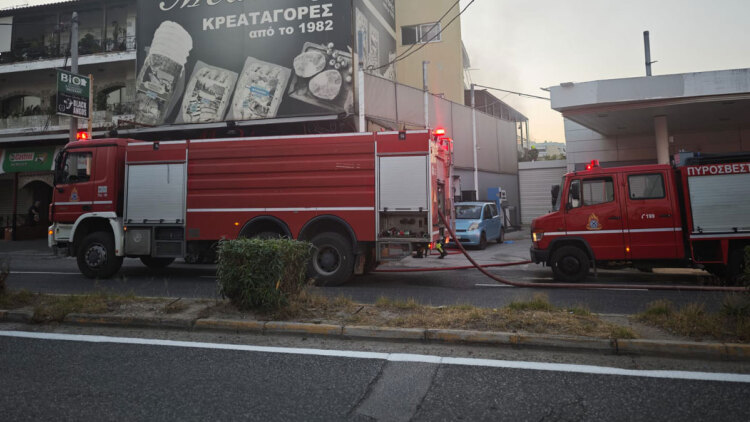 Φωτιά σε επιχείρηση στο Μενίδι, κλειστό τμήμα της λεωφόρου Δημοκρατίας