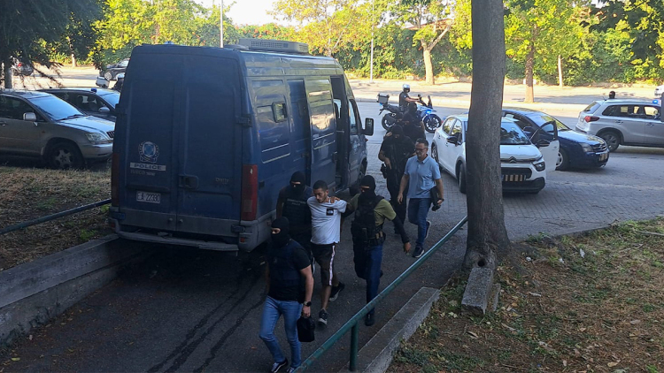 Έφτασε στην ανακρίτρια Θεσσαλονίκης ο 25χρονος που συνελήφθη για τη δολοφονία της Βάγιας Νέστορα, δείτε βίντεο