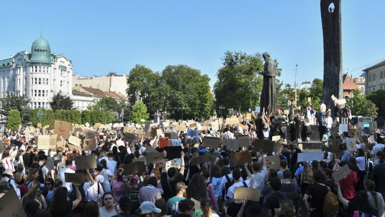 Νέες διαδηλώσεις διαμαρτυρίας στην Ουκρανία για την αποπομπή του υπουργού Άμυνας Μιχαήλο Φιόντοροφ