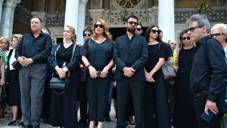Το τελευταίο χειροκρότημα στη Μάρω Κοντού και οι συγκινητικοί επικήδειοι: «Ο Θεός δημιούργησε ένα πλάσμα αιθέριο, ελεύθερο και μαχητικό»