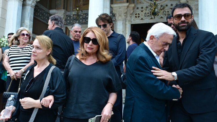 «Ταξιδιάρα ψυχή και αιώνια έφηβη»: Με δάκρυα στα μάτια αποχαιρέτησαν τη Μάρω Κοντού