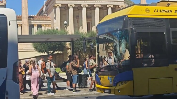Λεωφορείο συγκρούστηκε με τρόλεϊ στην Πανεπιστημίου, 4 ελαφρά τραυματίες, δείτε βίντεο