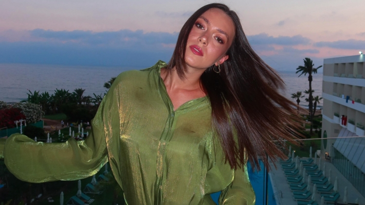 Η Εβελίνα Σκίτσκο του GNTM δέχτηκε πρόταση γάμου από τον σύντροφό της, το βίντεο με τις αντιδράσεις των συγγενών και των φίλων της