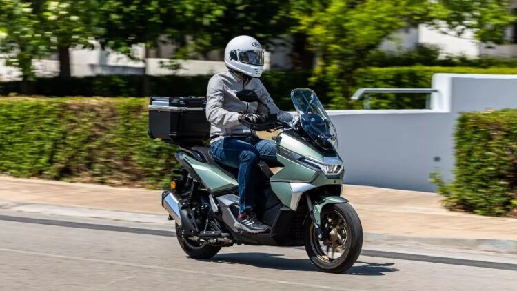 Δοκιμάζουμε πρώτοι στην Ελλάδα το 300άρι scooter της Phelon & Moore - Πόσο κοστίζει;