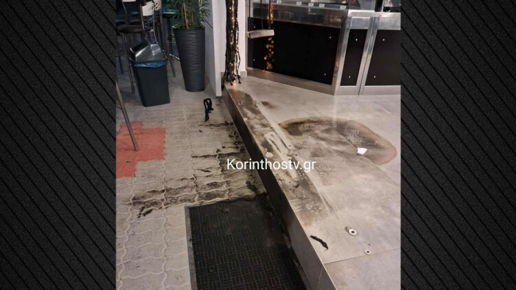Κουκουλοφόροι έριξαν βενζίνη και έβαλαν φωτιά σε καφετέρια στη Νεμέα, καρέ καρέ η εμπρηστική επίθεση