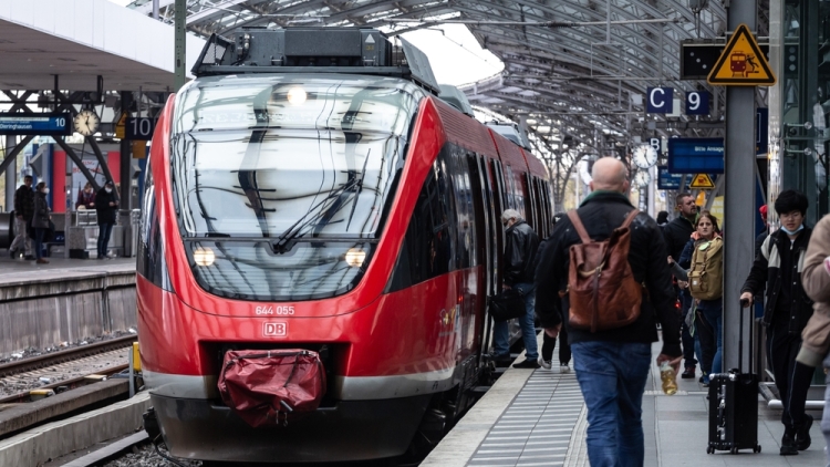 Έλεγχος εισιτηρίων μετατράπηκε σε εφιάλτη στη Γερμανία: Εργαζόμενος ασφαλείας έπεσε από κινούμενο τρένο
