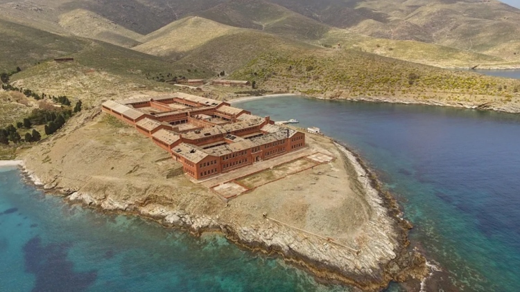 Το ελληνικό νησί με το σκοτεινό παρελθόν που έχει μετατραπεί σε καταφύγιο σπάνιων ζώων