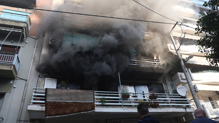 Φωτιά τώρα σε διαμέρισμα στον Πειραιά, κινητοποίηση της Πυροσβεστικής
