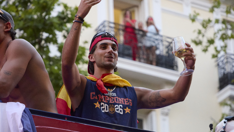 Φεράν Τόρες: Το καπέλο «Μake Spain Great Again» που φόρεσε στην παρέλαση των Ισπανών για την κατάκτηση του Μουντιάλ προκαλώντας αντιδράσεις