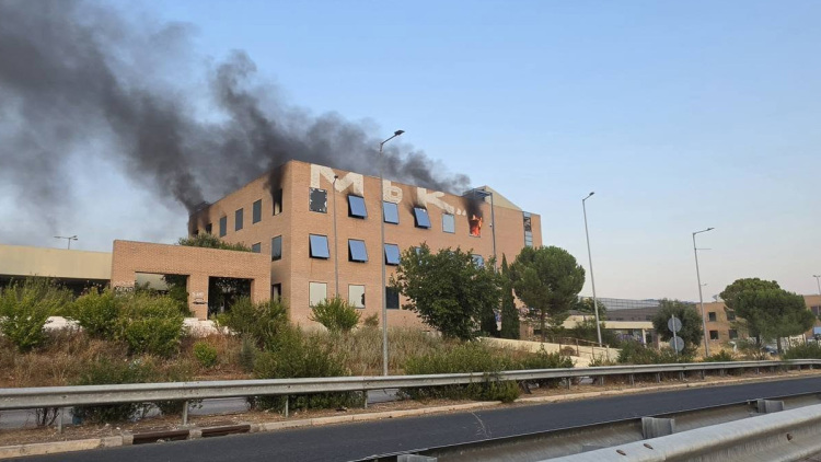 Φωτιά σε εγκαταλειμμένο κτίριο στο Ολυμπιακό Χωριό, δείτε βίντεο και φωτογραφίες
