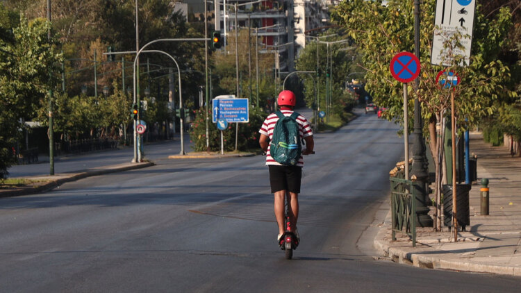 Αλλάζουν όλα σήμερα για τα ηλεκτρικά πατίνια, προς ψήφιση η απαγόρευση για τους ανηλίκους κάτω των 17 ετών  - Οι τέσσερις νέες παρεμβάσεις