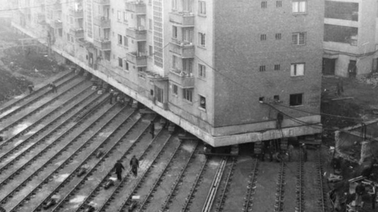 Έκοψαν στα δύο πολυκατοικία 7.600 τόνων αντί να τη γκρεμίσουν: Τη μετέφεραν 55 μέτρα με τους κατοίκους μέσα