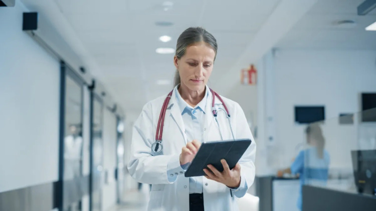 Sir Στέλιος Χατζηιωάννου: Δωρεά 11 εκατ. ευρώ για 90 γιατρούς σε 50 μικρά νησιά
