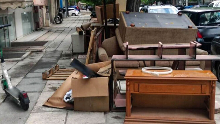 Μετακόμισαν και πέταξαν το παλιό νοικοκυριό τους στο πεζοδρόμιο