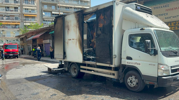 Θεσσαλονίκη: Φωτιά σε φορτηγό που κινούνταν στην Γιαννιτσών, δείτε βίντεο