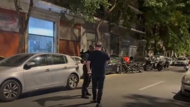 Ο αδελφός του Σταύρου Γεωργίου σπεύδει στο γραφείο όπου εντοπίστηκε νεκρός ο ποινικολόγος, δείτε βίντεο