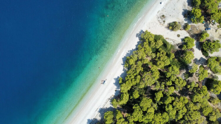 5 παραλίες στην Κορινθία - Πεντακάθαρα νερά και απέραντες αμμουδιές