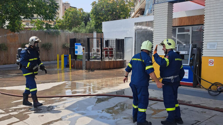Οσμή αερίου από βενζινάδικο στο κέντρο του Πειραιά, στην οδό Ομηρίδου Σκυλίτση - Εκκενώνονται προληπτικά πολυκατοικίες