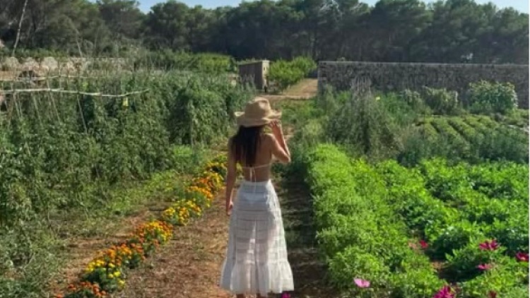 Αν είναι όλα γύρω μας πλαστικά, τα ρούχα ας μην είναι
