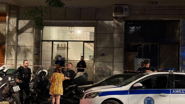 Ο αδελφός του Σταύρου Γεωργίου σπεύδει στο γραφείο όπου εντοπίστηκε νεκρός ο ποινικολόγος