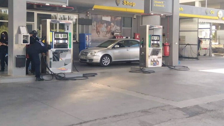Οσμή αερίου σε βενζινάδικο στο κέντρο του Πειραιά, στην οδό Ομηρίδου Σκυλίτση - Προληπτική εκκένωση διπλανών πολυκατοικιών 