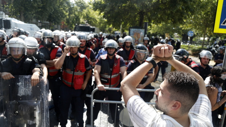 Νέα διαδήλωση κατά του πολυτελούς θέρετρου του Κούσνερ στην Αλβανία: Επεισόδια έξω από τη Βουλή