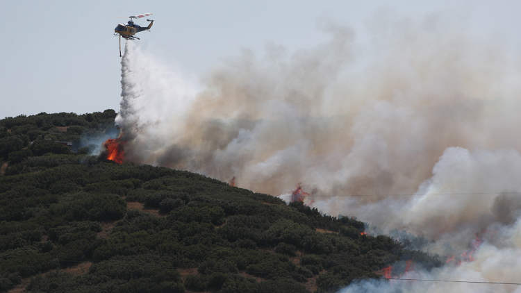 Φωτιά στο Δερβένι στη Θεσσαλονίκη, επιχειρούν 7 εναέρια μέσα, ήχησε 112