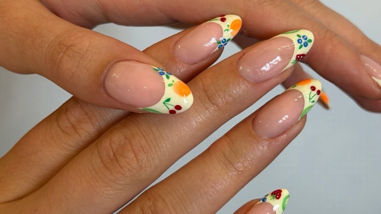 «Fruit nails»: Η τάση που φέρνει τα φρούτα στο επίκεντρο του καλοκαιρινού μας μανικιούρ
