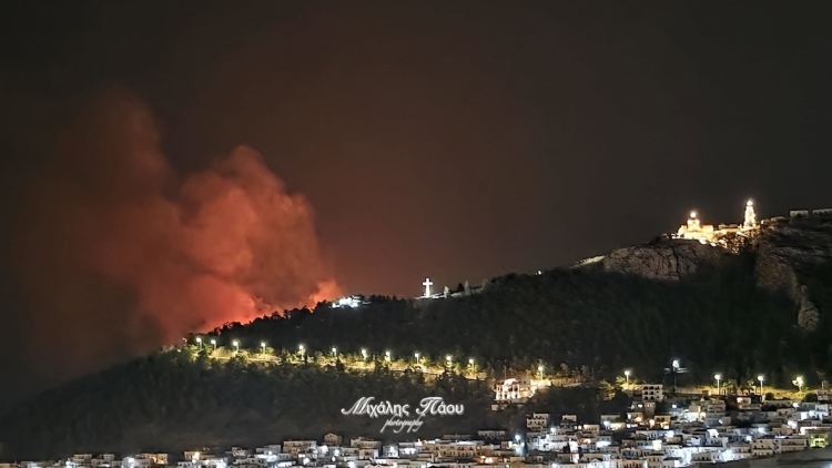 Σε εξέλιξη μεγάλη φωτιά στην Κάλυμνο, απειλεί πευκοδάσος