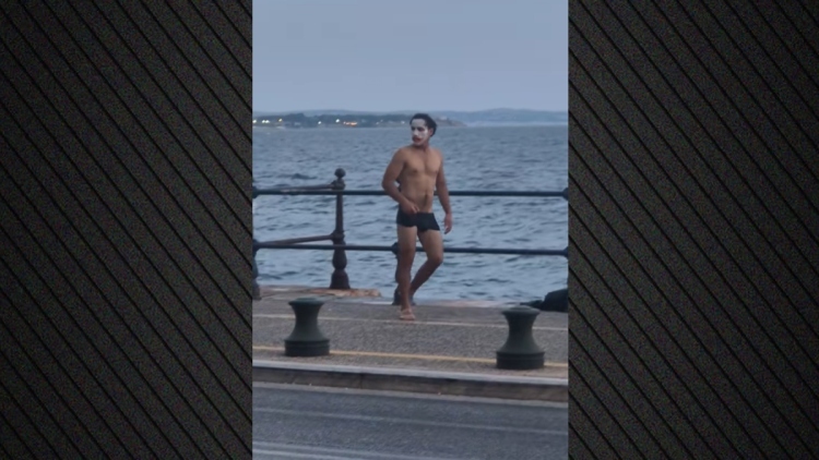 Άνδρας ντυμένος Τζόκερ χόρευε με το εσώρουχο και βούτηξε στον Θερμαϊκό, αστυνομικοί τον απομάκρυναν από το σημείο, δείτε βίντεο