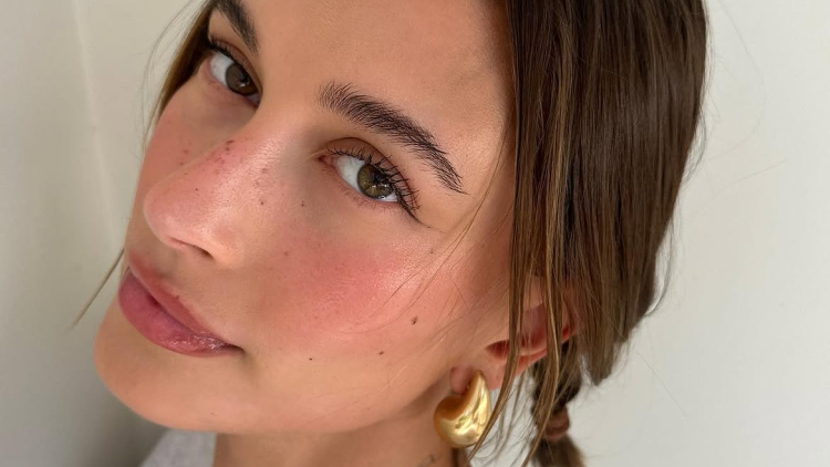 Το beauty hack της Hailey Bieber για πιο φωτεινή περιοχή κάτω από τα μάτια
